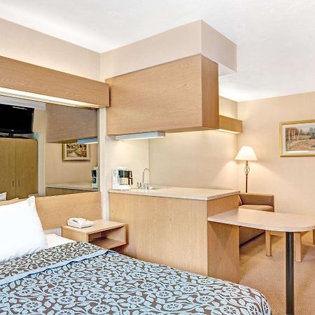Days Inn By Wyndham Sturbridge Εξωτερικό φωτογραφία